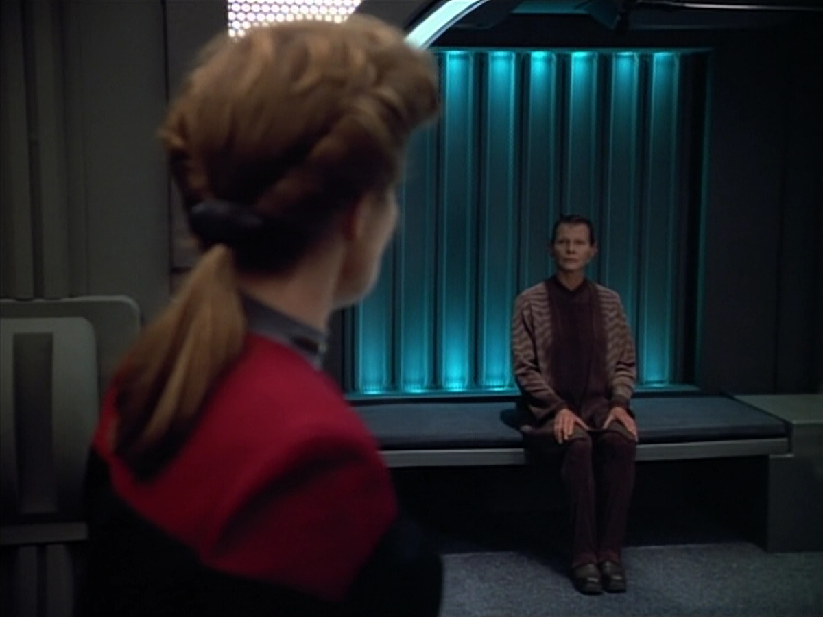 extant_StarTrek_VOY_4x07-ScientificMethod_03157.jpg