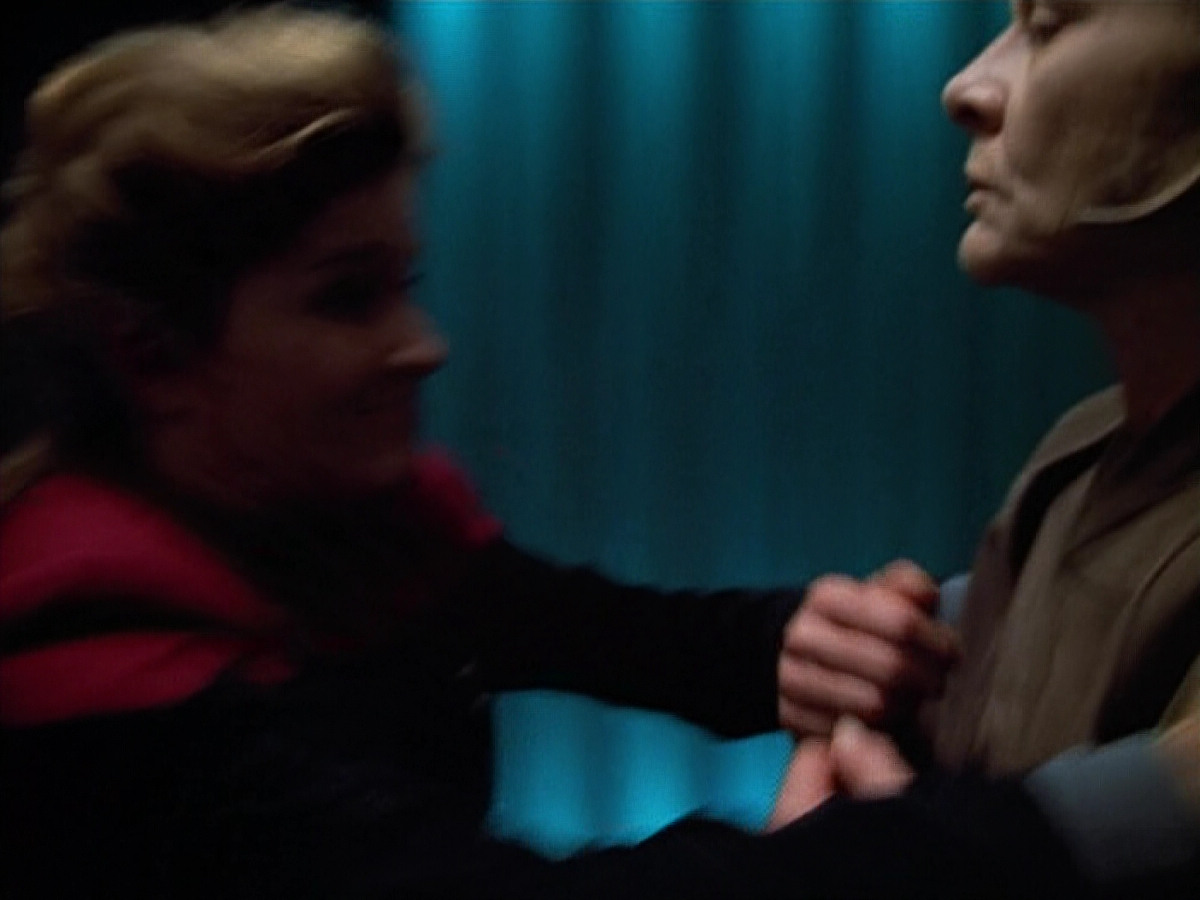 extant_StarTrek_VOY_4x07-ScientificMethod_03402.jpg