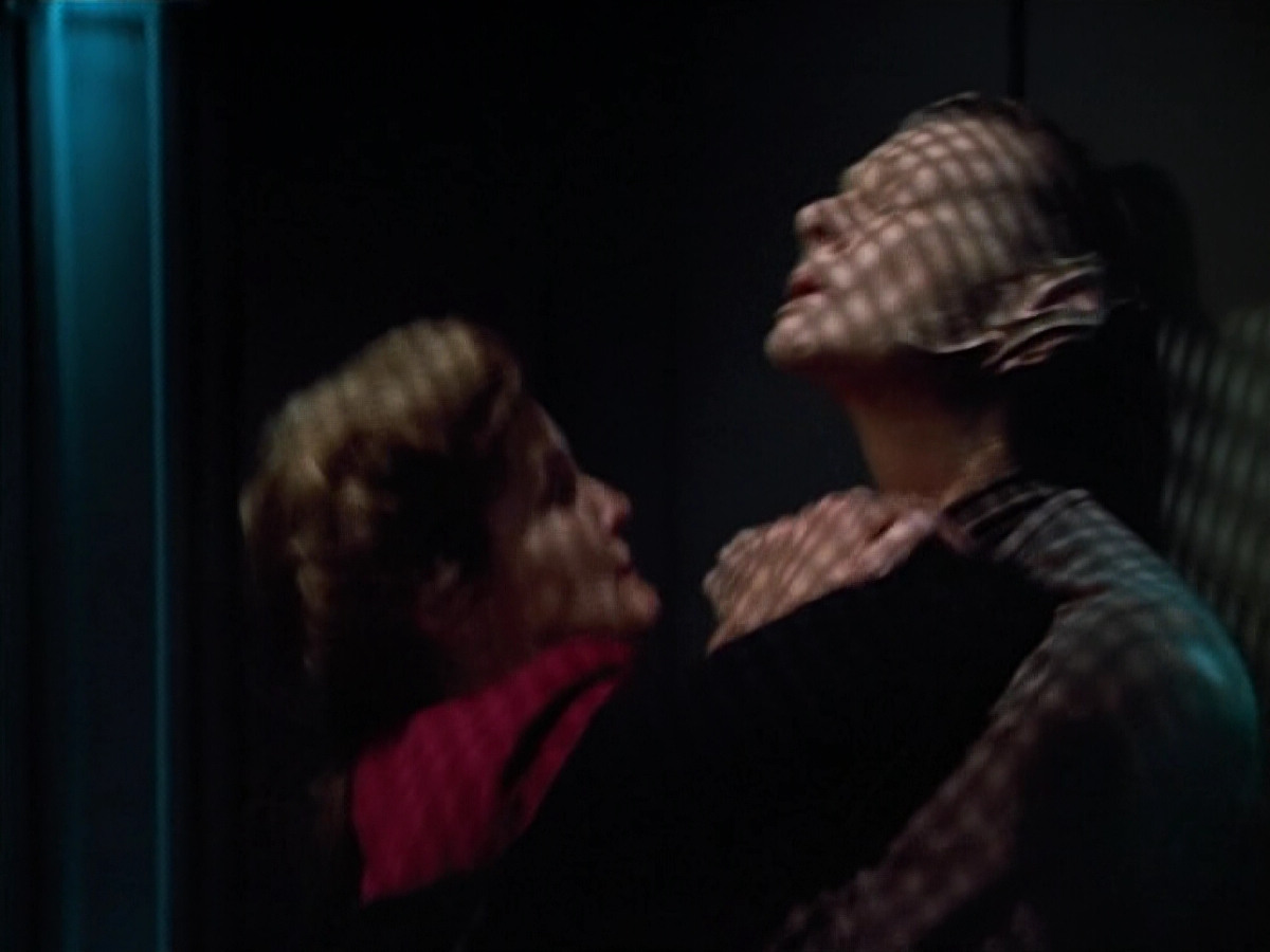 extant_StarTrek_VOY_4x07-ScientificMethod_03404.jpg