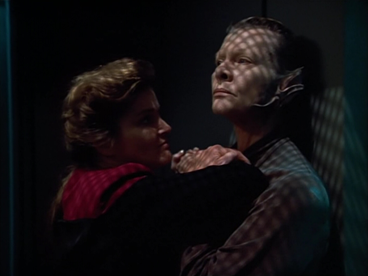 extant_StarTrek_VOY_4x07-ScientificMethod_03408.jpg