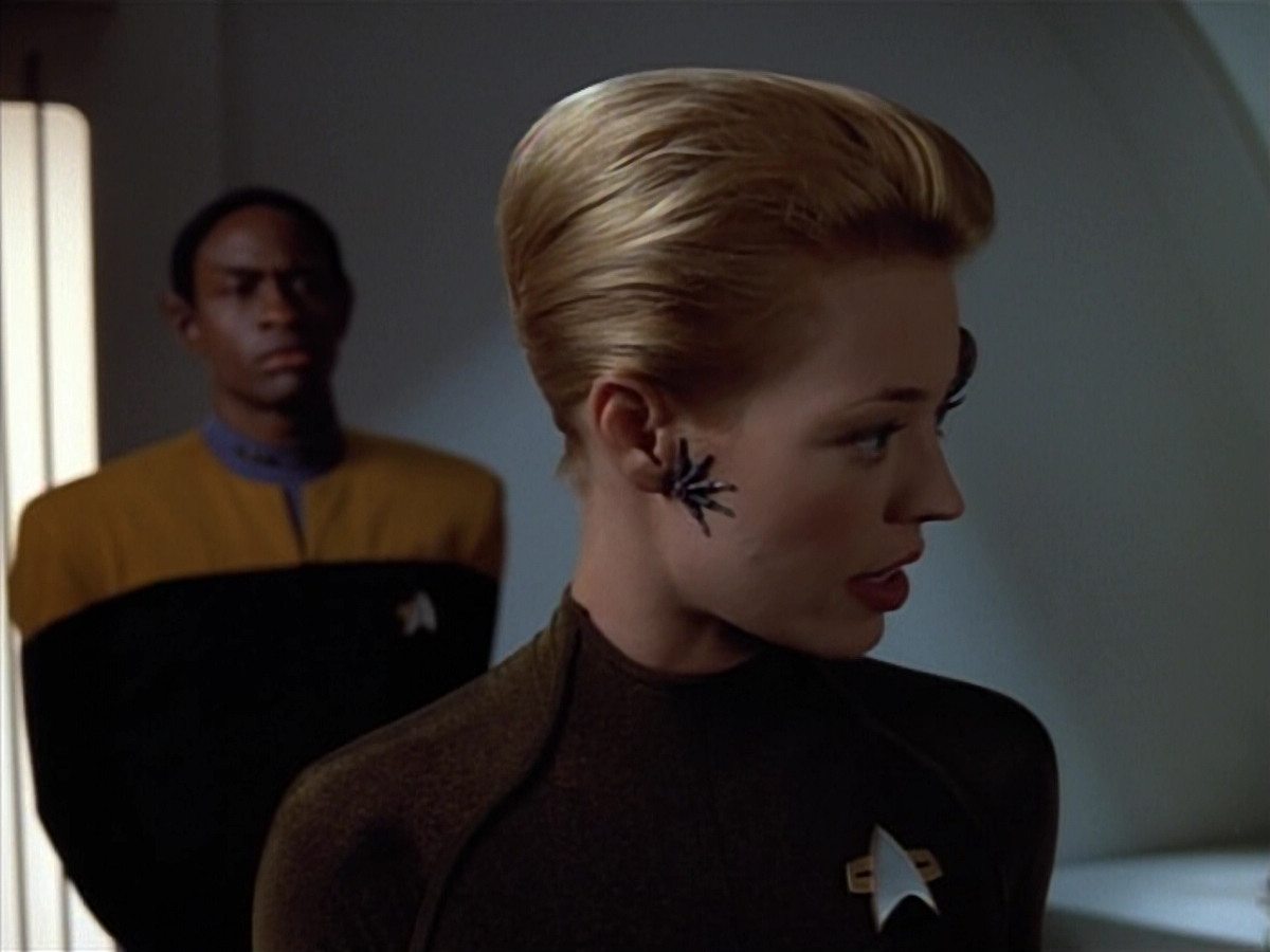 extant_StarTrek_VOY_4x07-ScientificMethod_03515.jpg