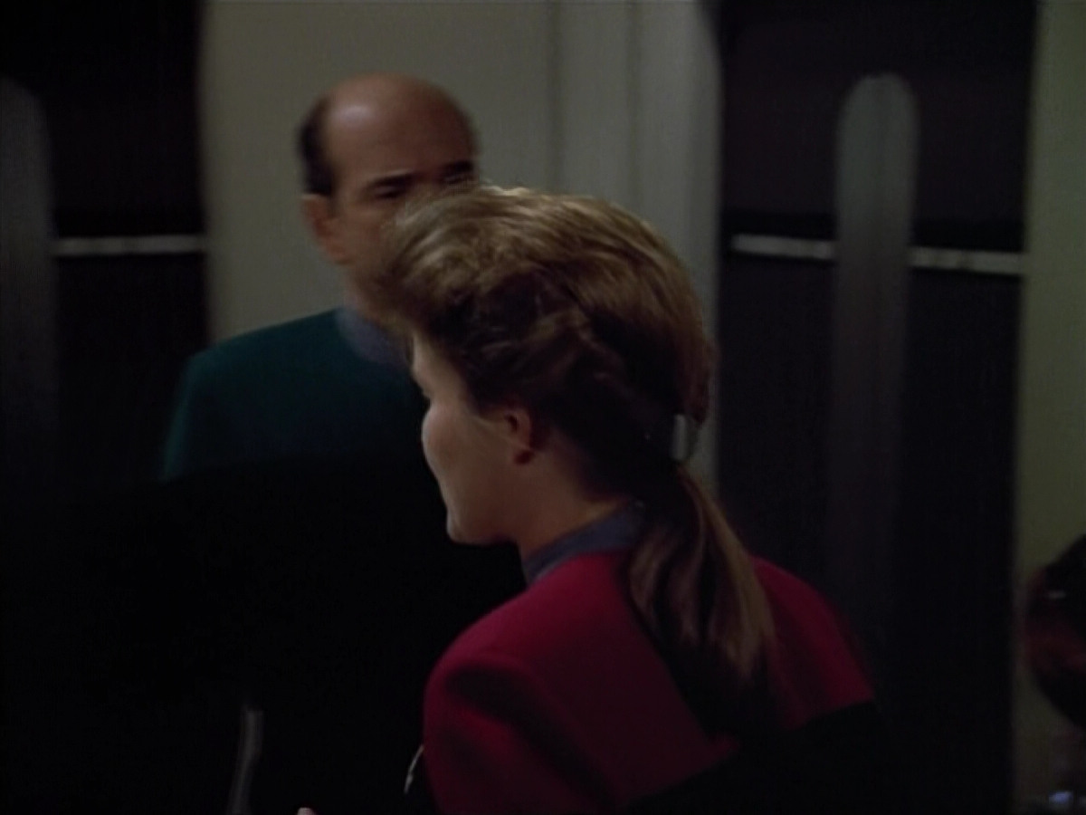 extant_StarTrek_VOY_4x07-ScientificMethod_03536.jpg