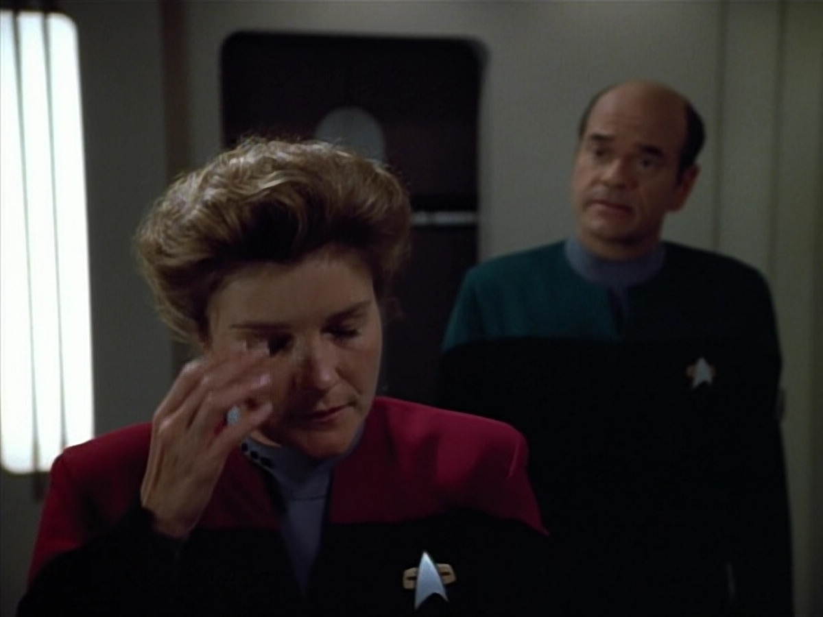 extant_StarTrek_VOY_4x07-ScientificMethod_03546.jpg