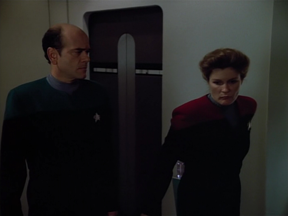 extant_StarTrek_VOY_4x07-ScientificMethod_03562.jpg