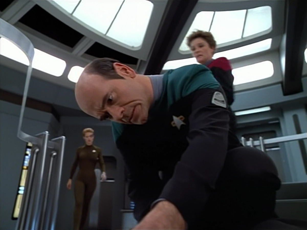 extant_StarTrek_VOY_4x07-ScientificMethod_03575.jpg