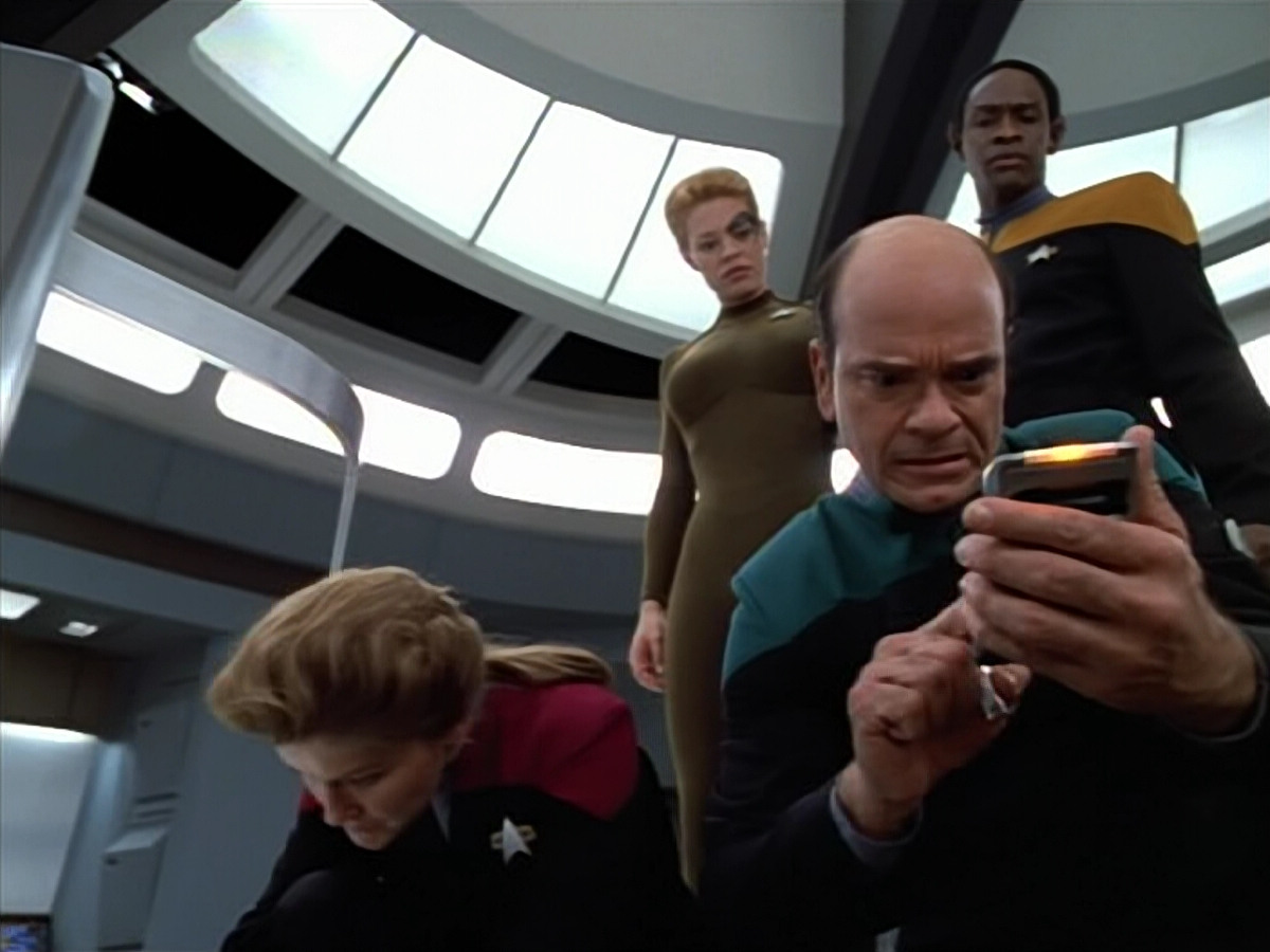 extant_StarTrek_VOY_4x07-ScientificMethod_03586.jpg