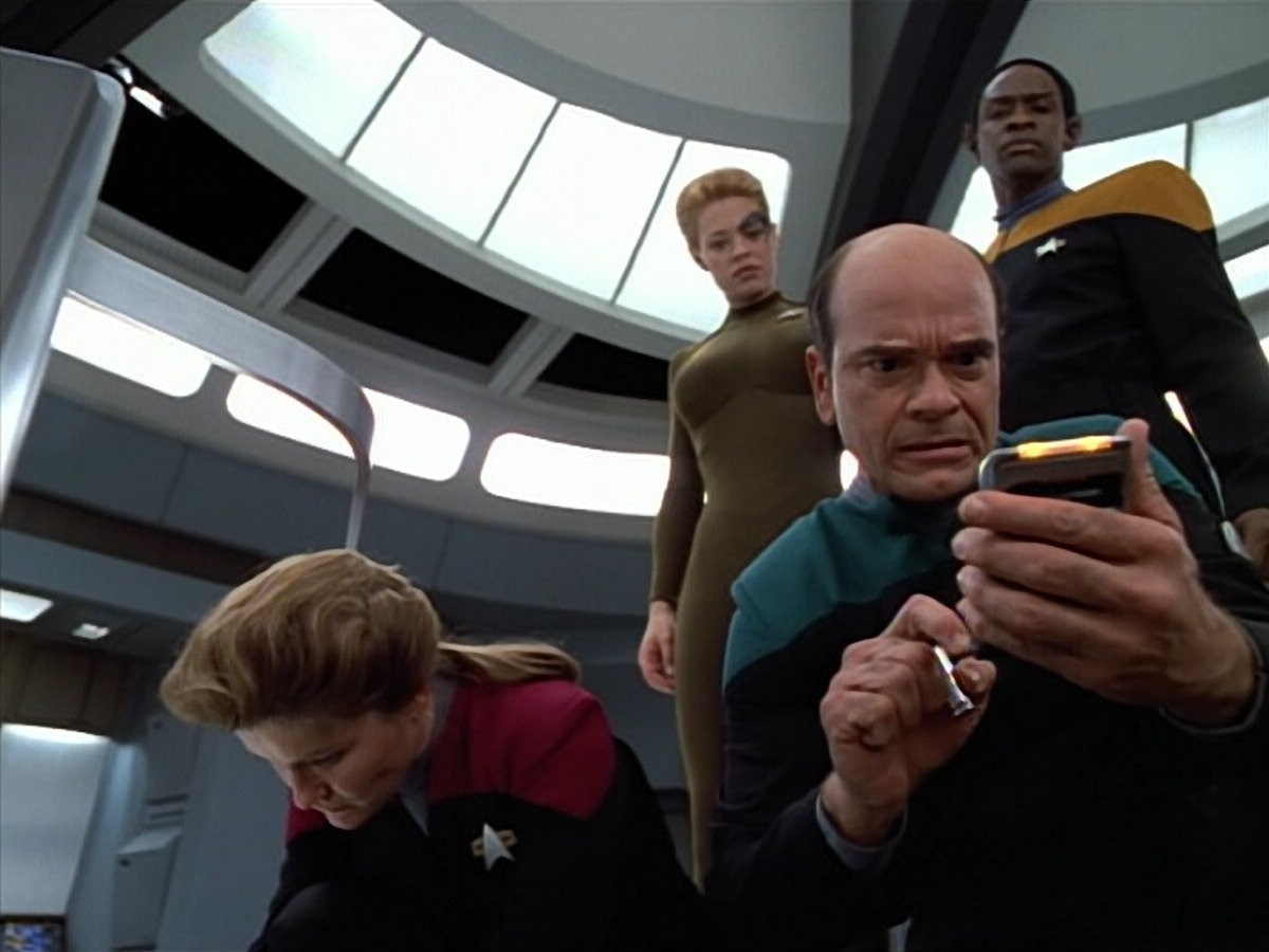 extant_StarTrek_VOY_4x07-ScientificMethod_03587.jpg