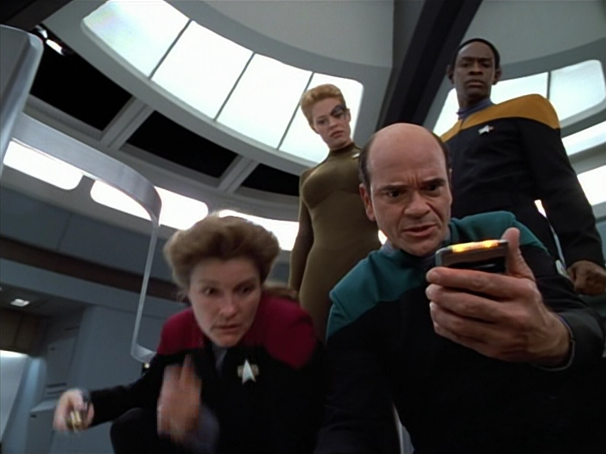 extant_StarTrek_VOY_4x07-ScientificMethod_03591.jpg