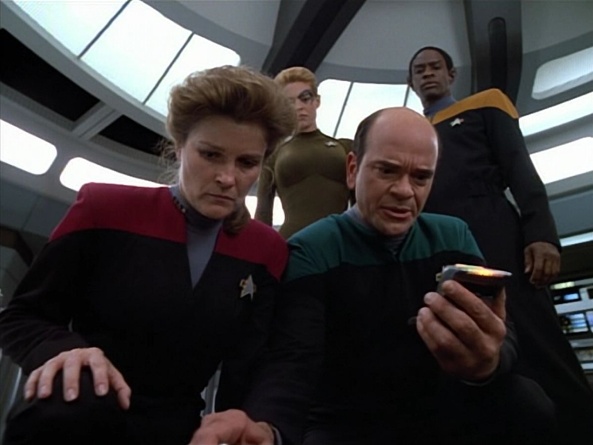 extant_StarTrek_VOY_4x07-ScientificMethod_03607.jpg