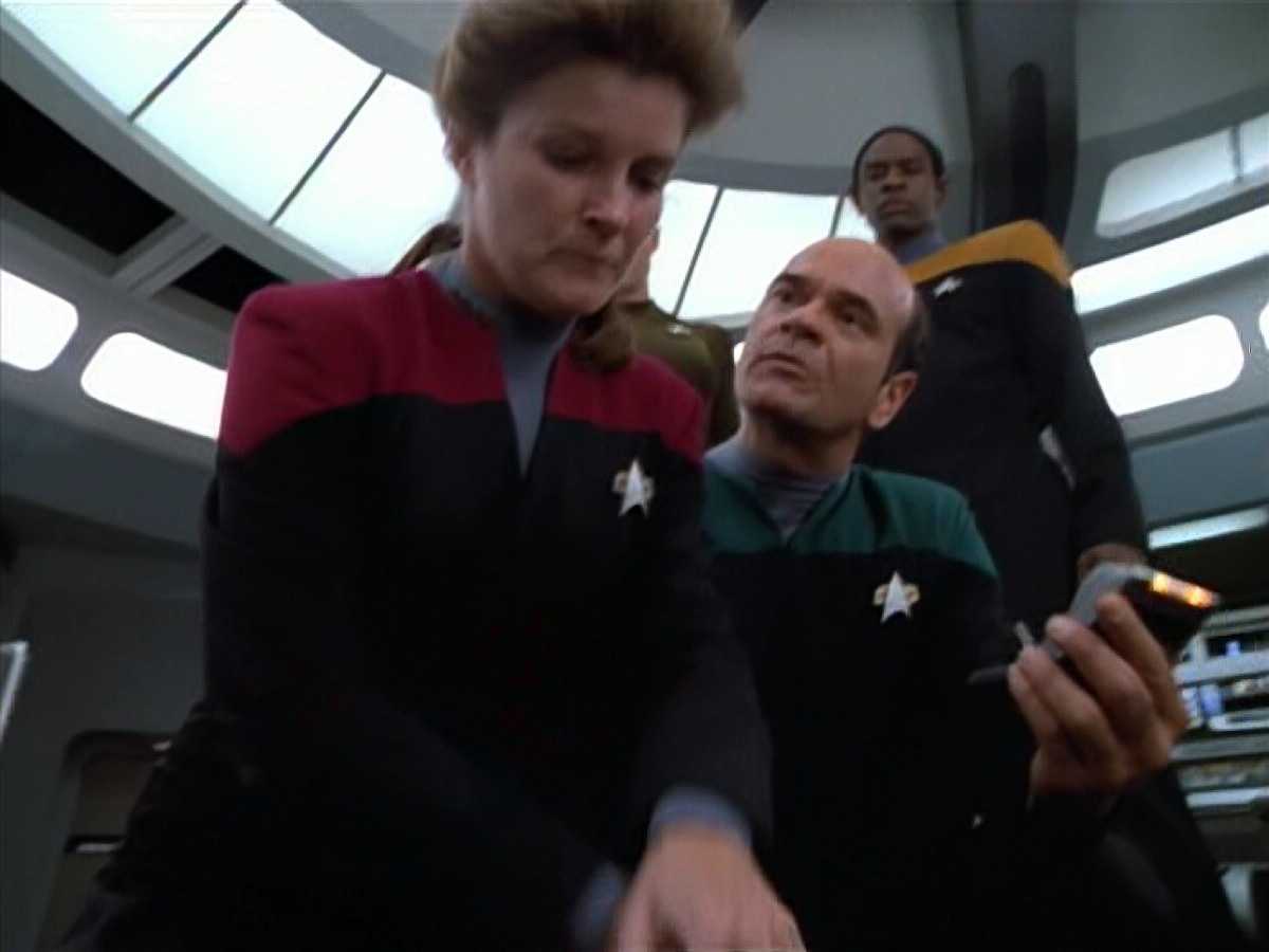 extant_StarTrek_VOY_4x07-ScientificMethod_03620.jpg