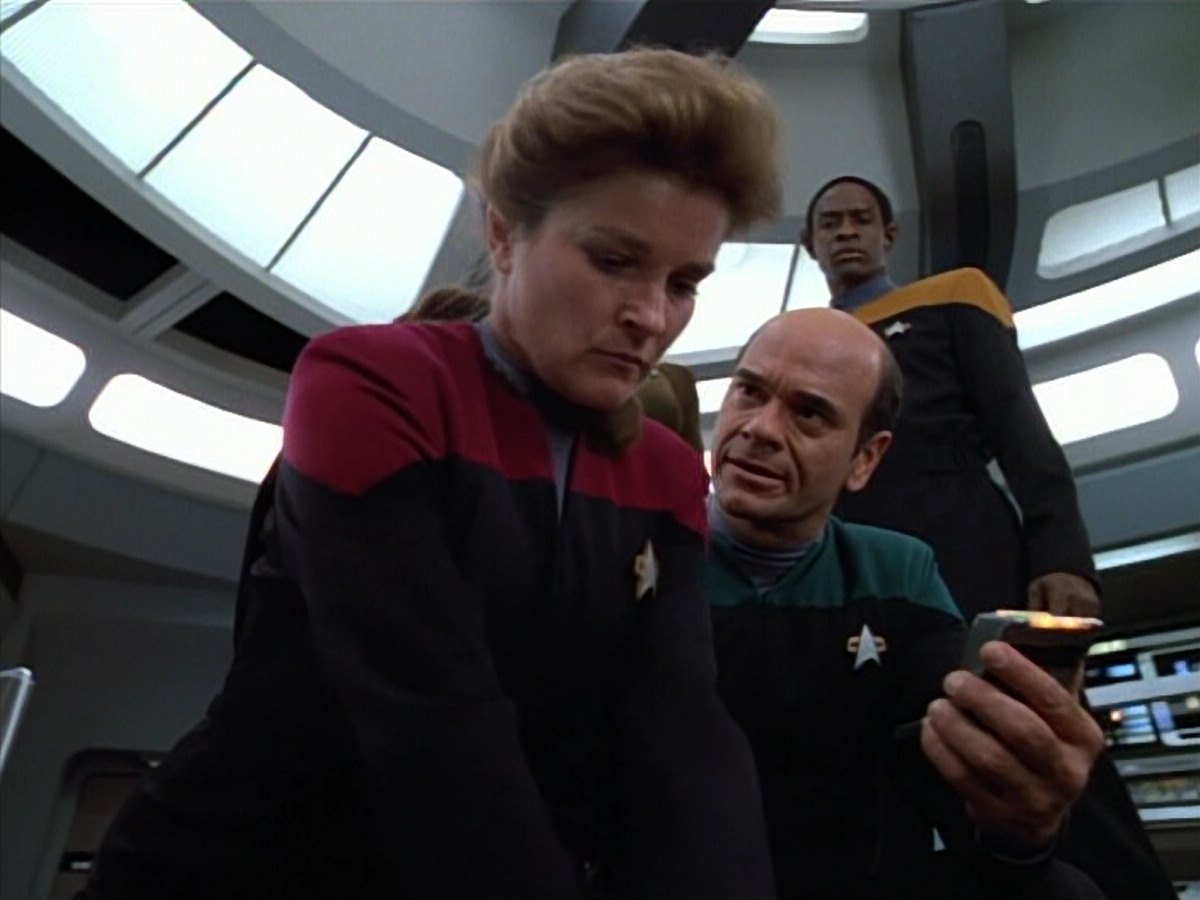 extant_StarTrek_VOY_4x07-ScientificMethod_03639.jpg