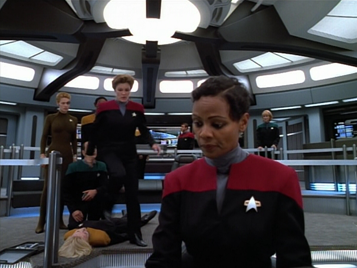 extant_StarTrek_VOY_4x07-ScientificMethod_03656.jpg