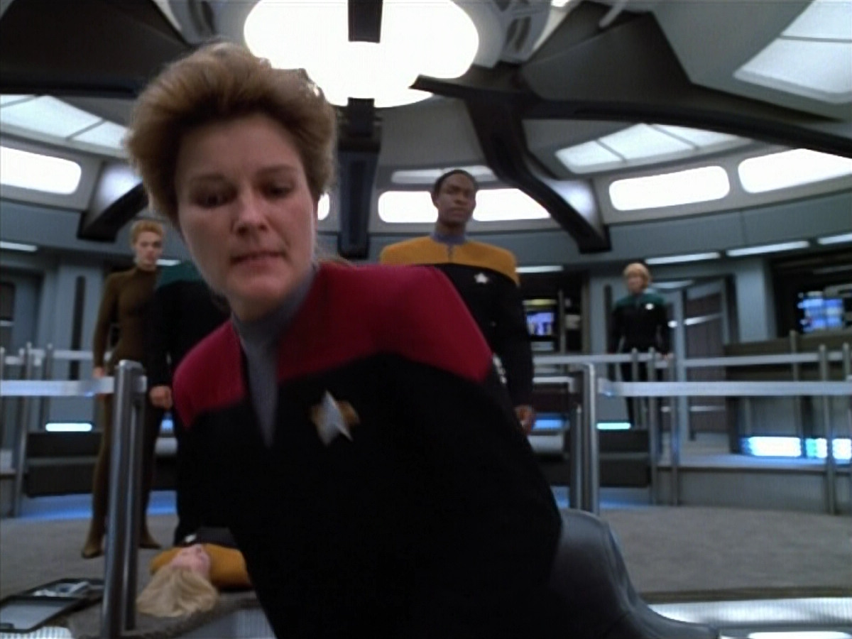 extant_StarTrek_VOY_4x07-ScientificMethod_03660.jpg