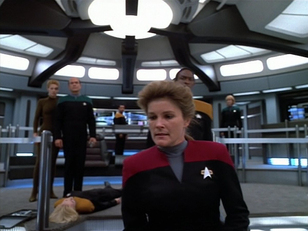 extant_StarTrek_VOY_4x07-ScientificMethod_03661.jpg