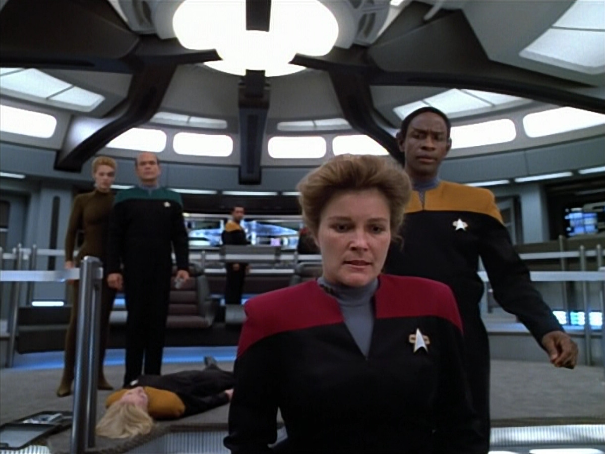 extant_StarTrek_VOY_4x07-ScientificMethod_03662.jpg