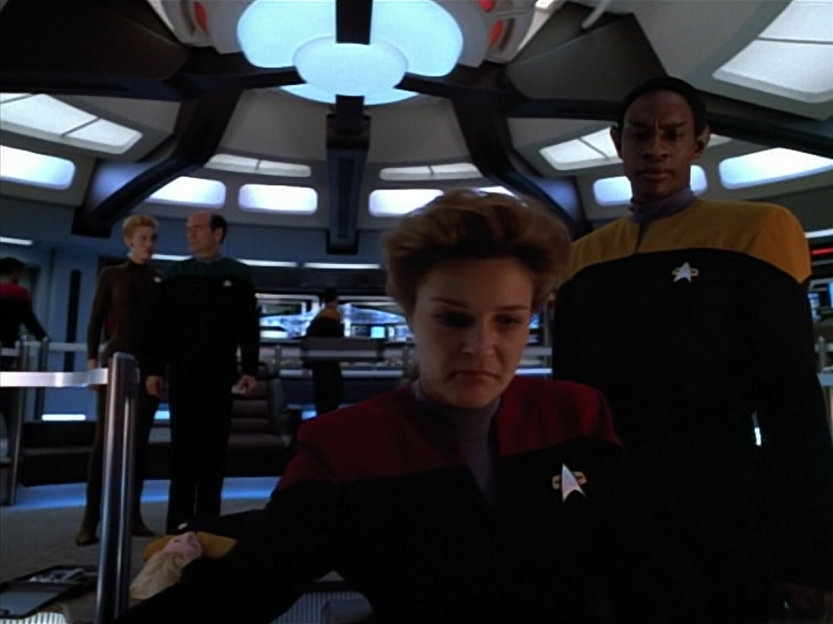 extant_StarTrek_VOY_4x07-ScientificMethod_03669.jpg