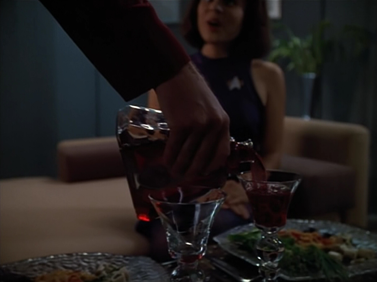 extant_StarTrek_VOY_4x07-ScientificMethod_03996.jpg