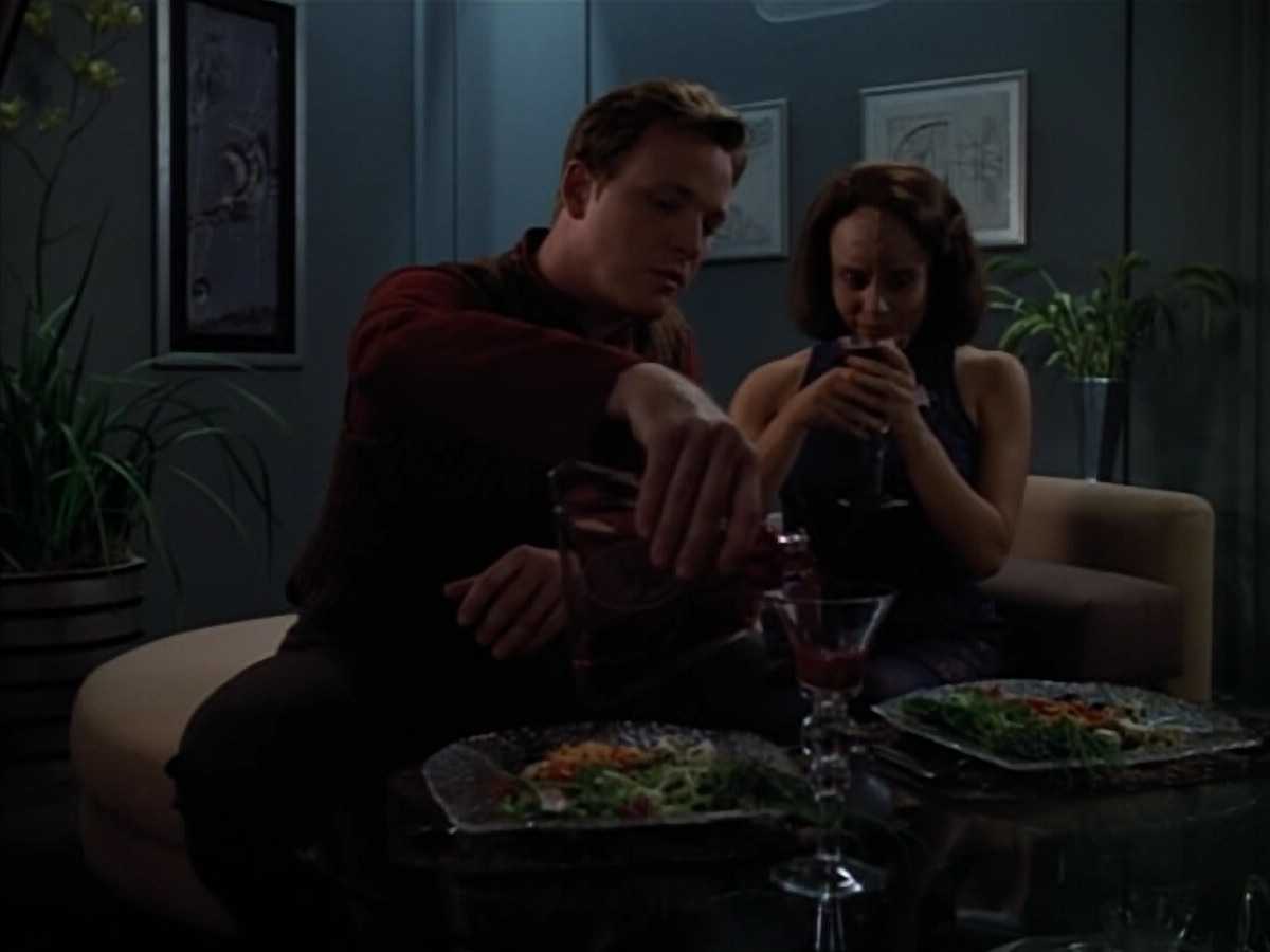 extant_StarTrek_VOY_4x07-ScientificMethod_04004.jpg