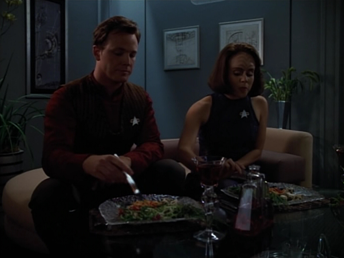 extant_StarTrek_VOY_4x07-ScientificMethod_04091.jpg