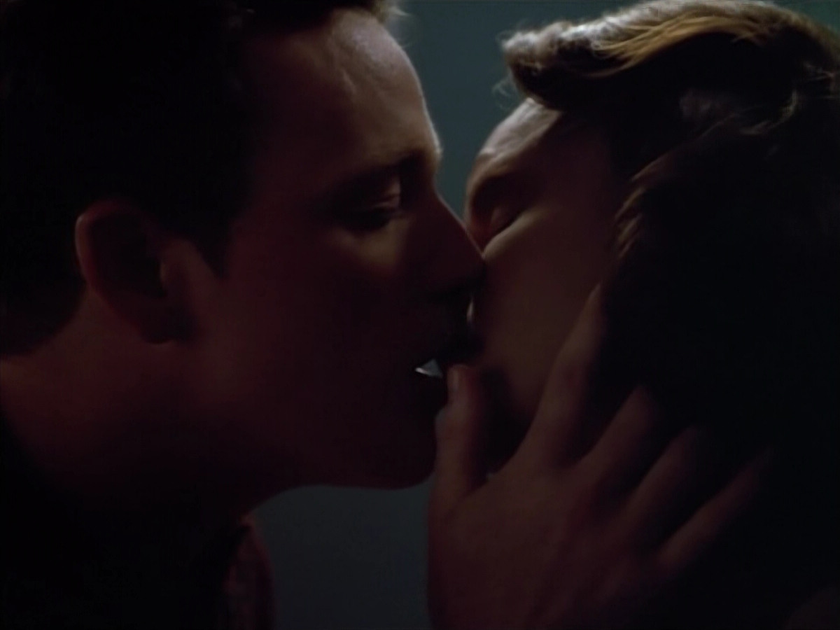 extant_StarTrek_VOY_4x07-ScientificMethod_04296.jpg