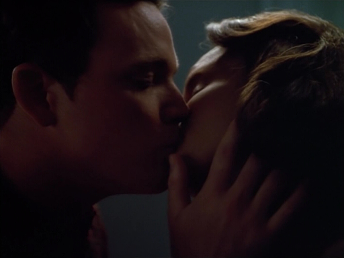 extant_StarTrek_VOY_4x07-ScientificMethod_04297.jpg