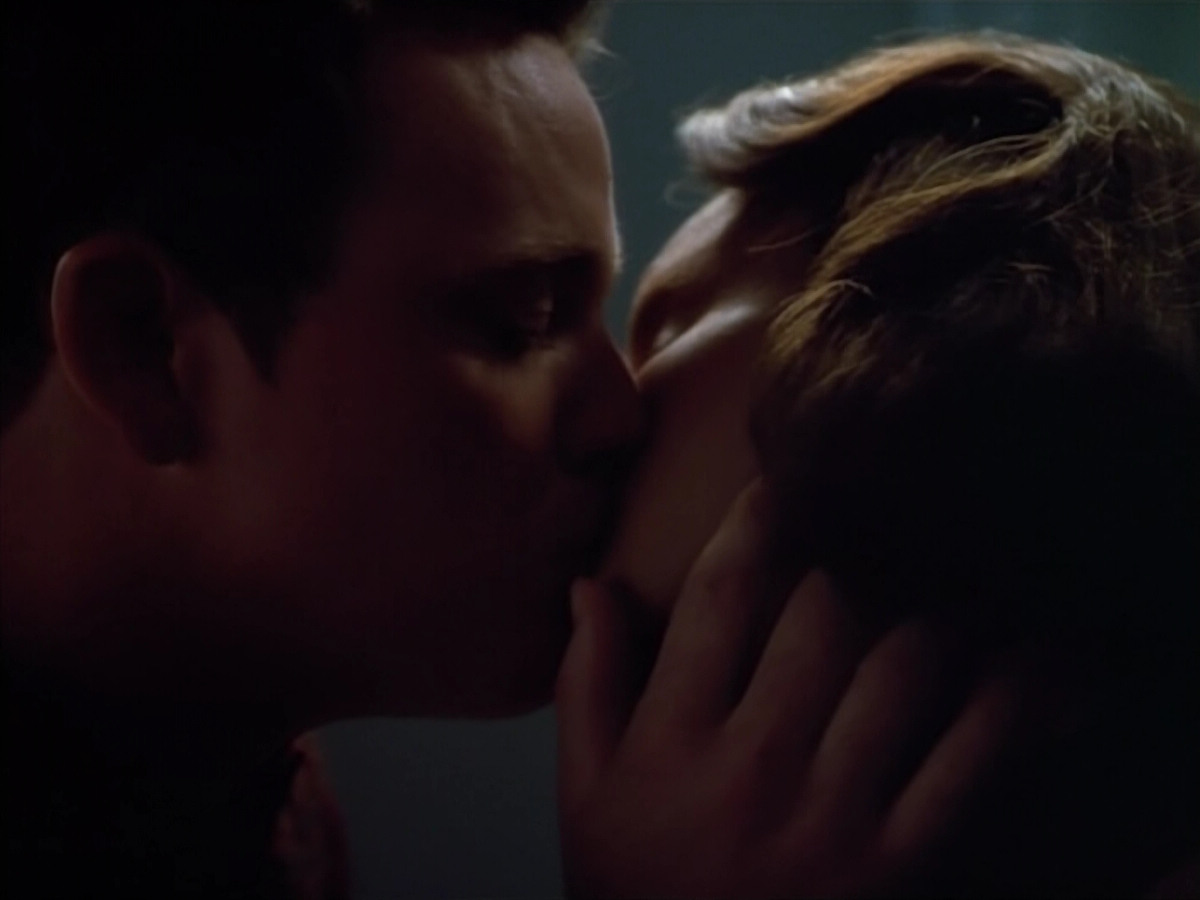 extant_StarTrek_VOY_4x07-ScientificMethod_04298.jpg
