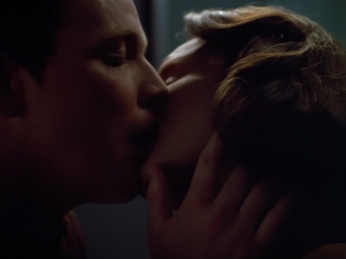 extant_StarTrek_VOY_4x07-ScientificMethod_04300.jpg