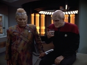 extant_StarTrek_VOY_4x07-ScientificMethod_01656.jpg
