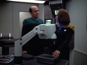 extant_StarTrek_VOY_4x07-ScientificMethod_01787.jpg
