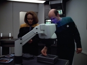 extant_StarTrek_VOY_4x07-ScientificMethod_01801.jpg