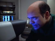 extant_StarTrek_VOY_4x07-ScientificMethod_01947.jpg