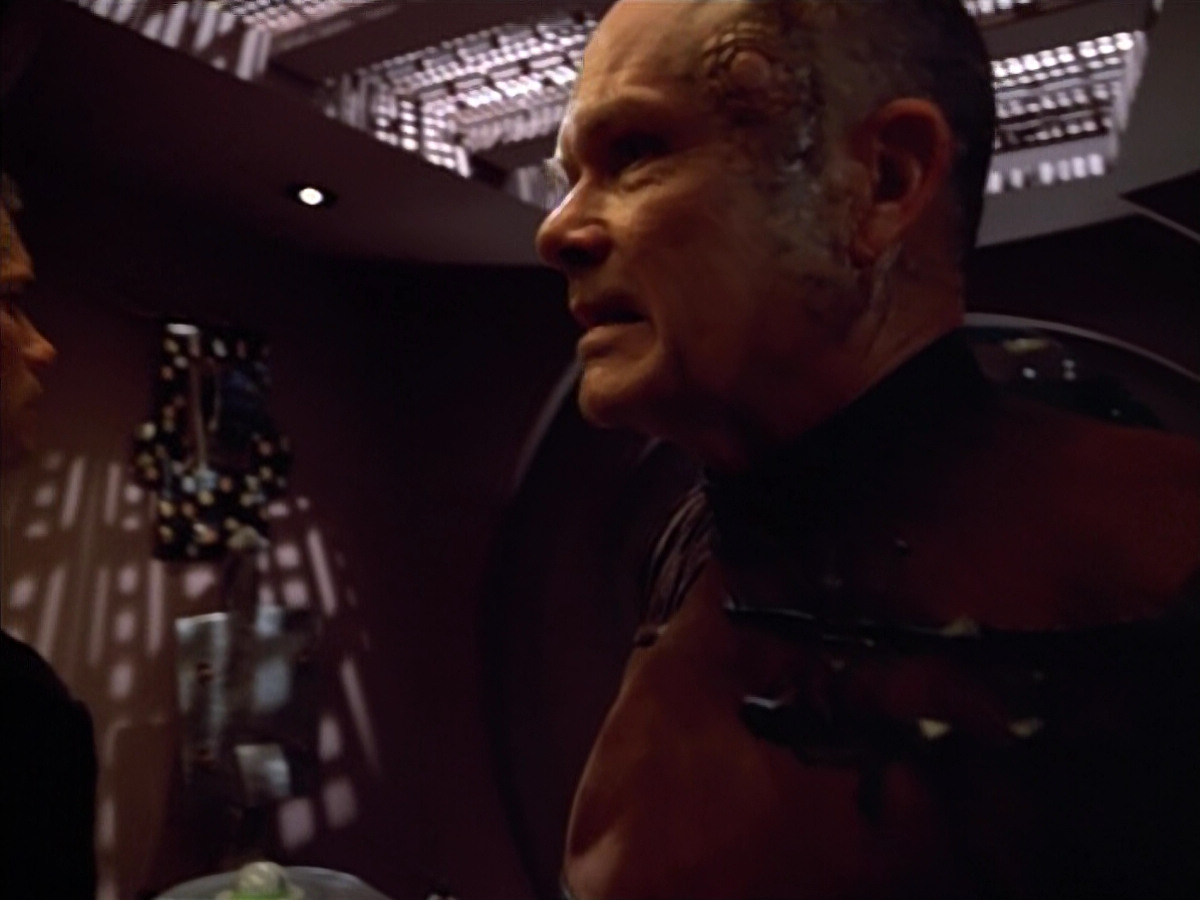 extant_StarTrek_VOY_4x08-YearOfHellPart1_01225.jpg