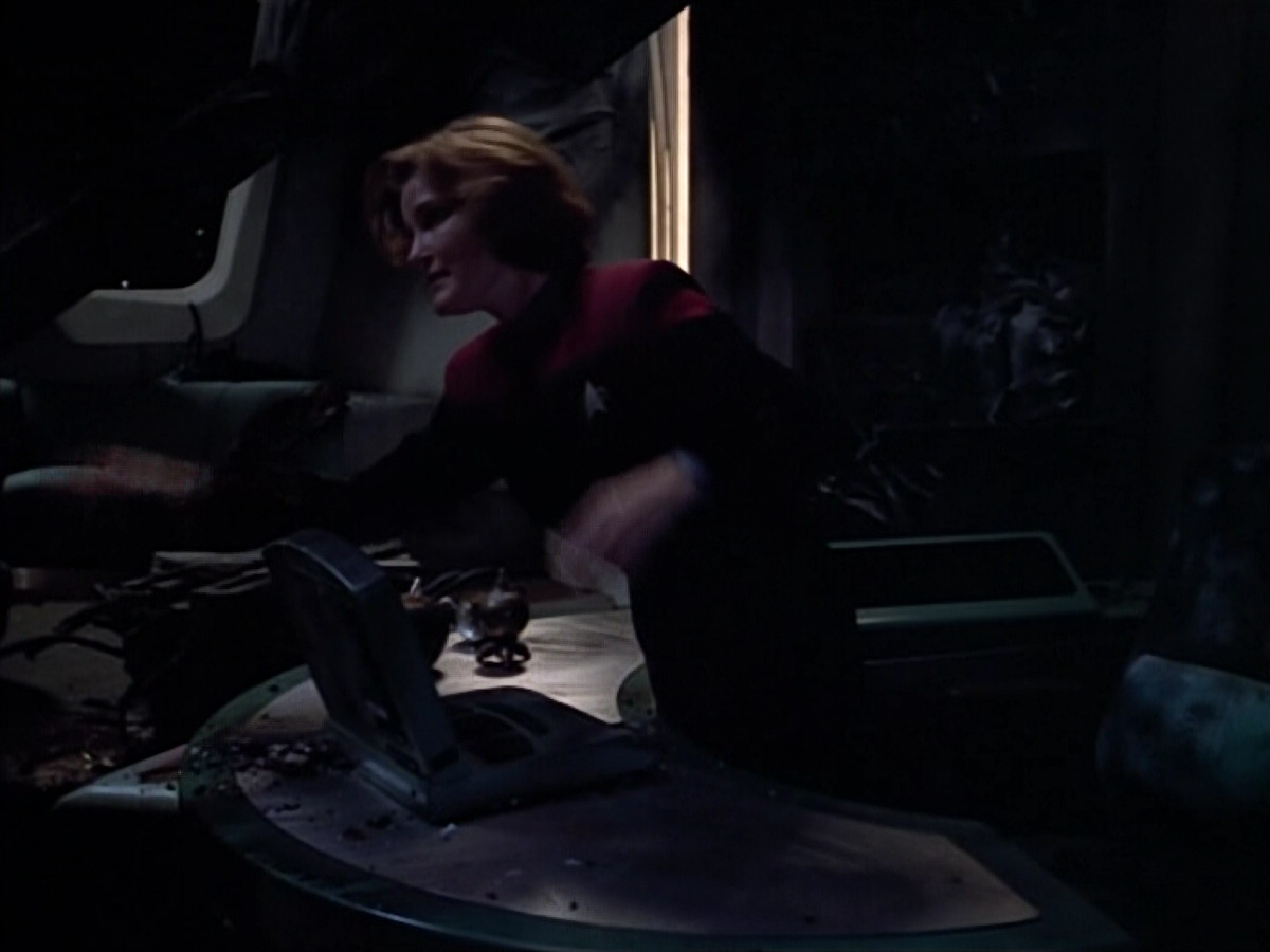 extant_StarTrek_VOY_4x08-YearOfHellPart1_01580.jpg