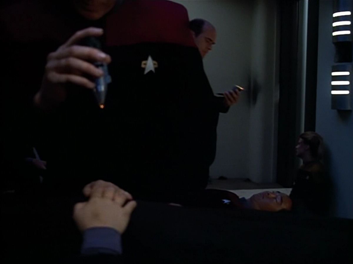 extant_StarTrek_VOY_4x08-YearOfHellPart1_02130.jpg
