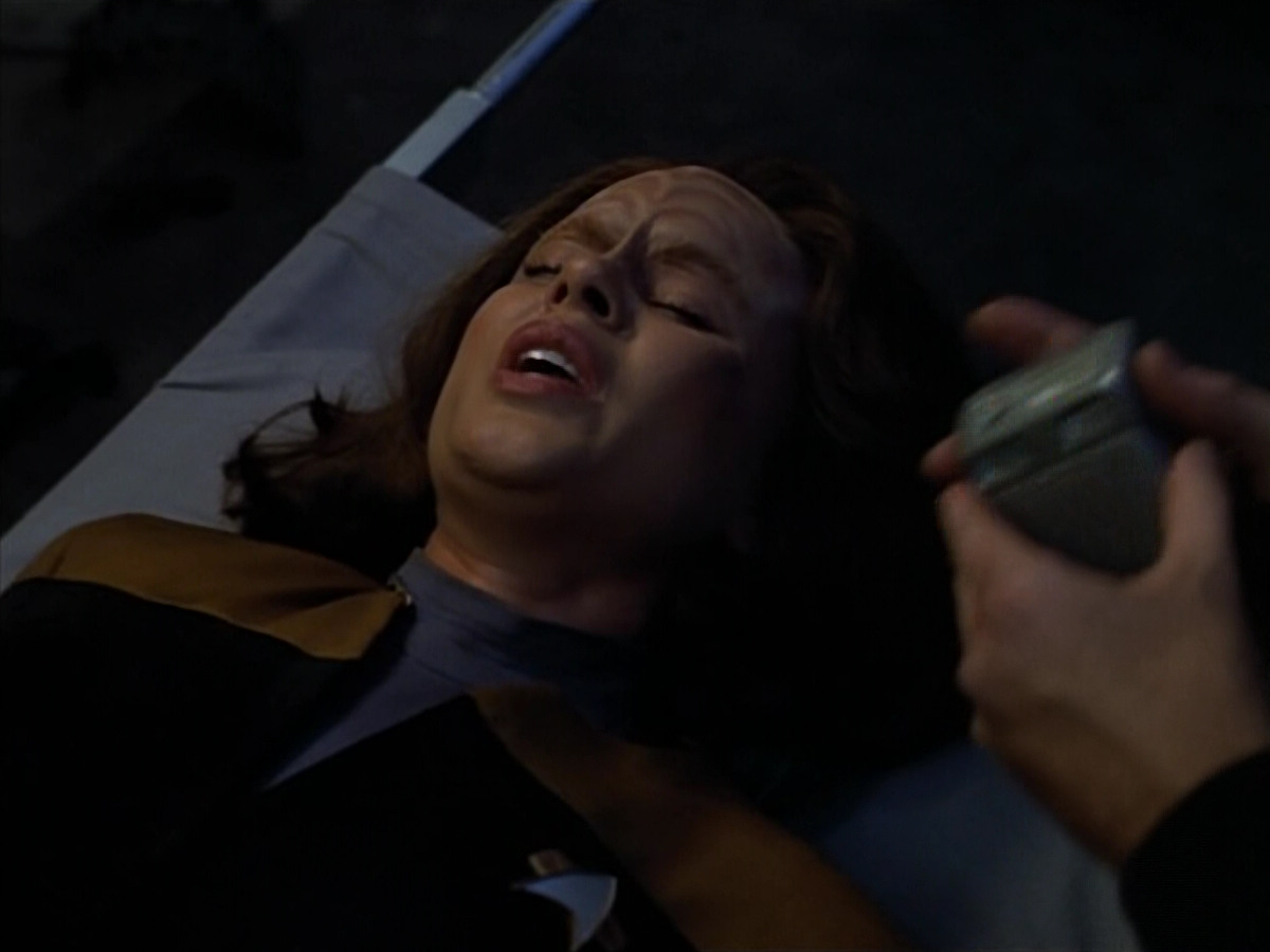 extant_StarTrek_VOY_4x08-YearOfHellPart1_02159.jpg