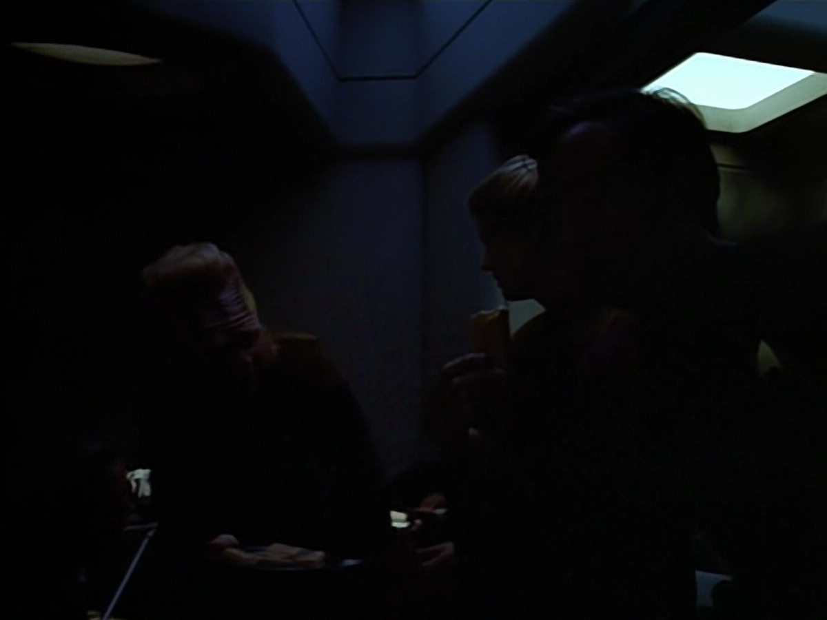 extant_StarTrek_VOY_4x08-YearOfHellPart1_02396.jpg