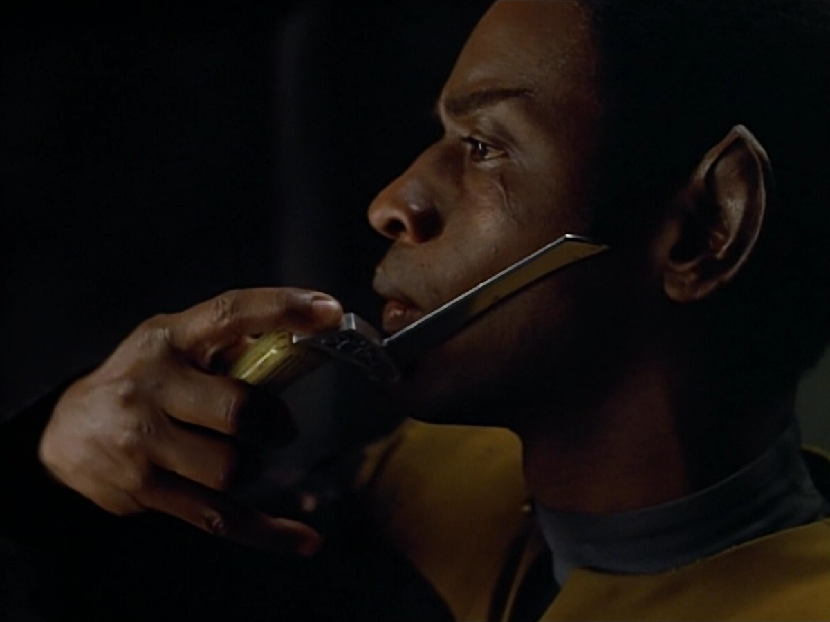 extant_StarTrek_VOY_4x08-YearOfHellPart1_02564.jpg