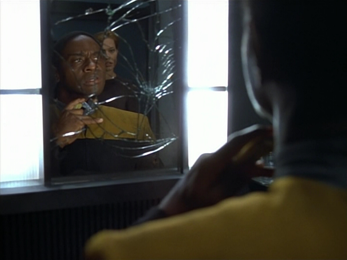 extant_StarTrek_VOY_4x08-YearOfHellPart1_02610.jpg