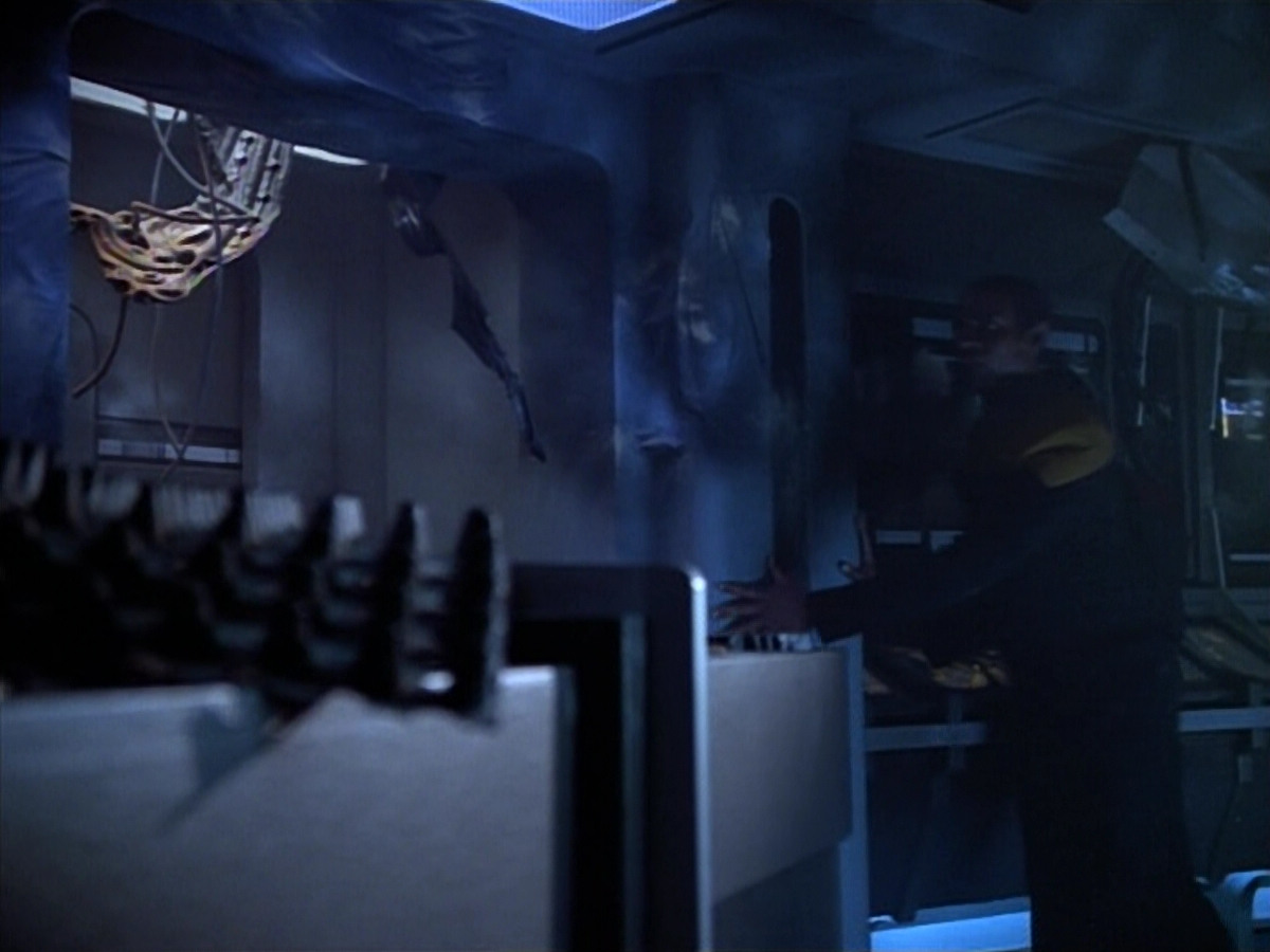 extant_StarTrek_VOY_4x08-YearOfHellPart1_02792.jpg