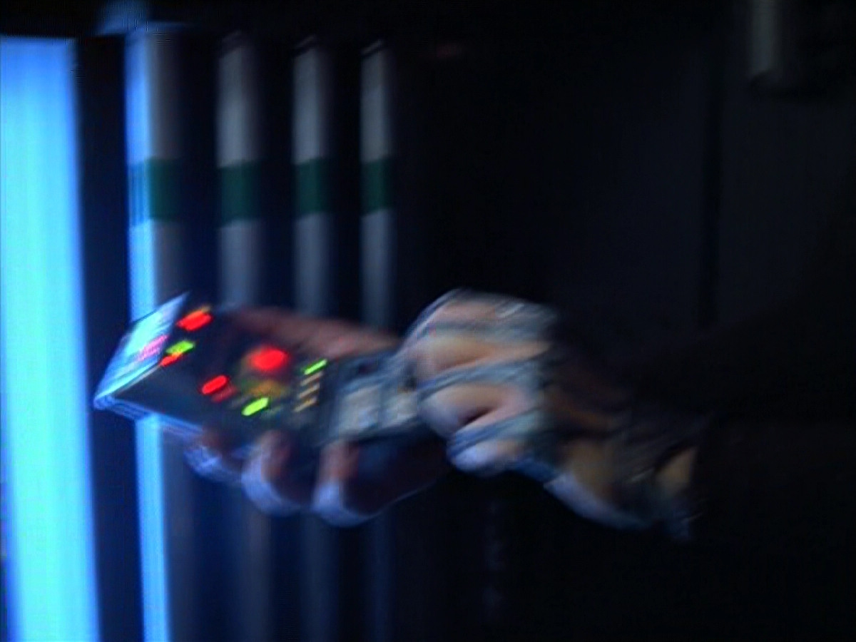 extant_StarTrek_VOY_4x08-YearOfHellPart1_02838.jpg