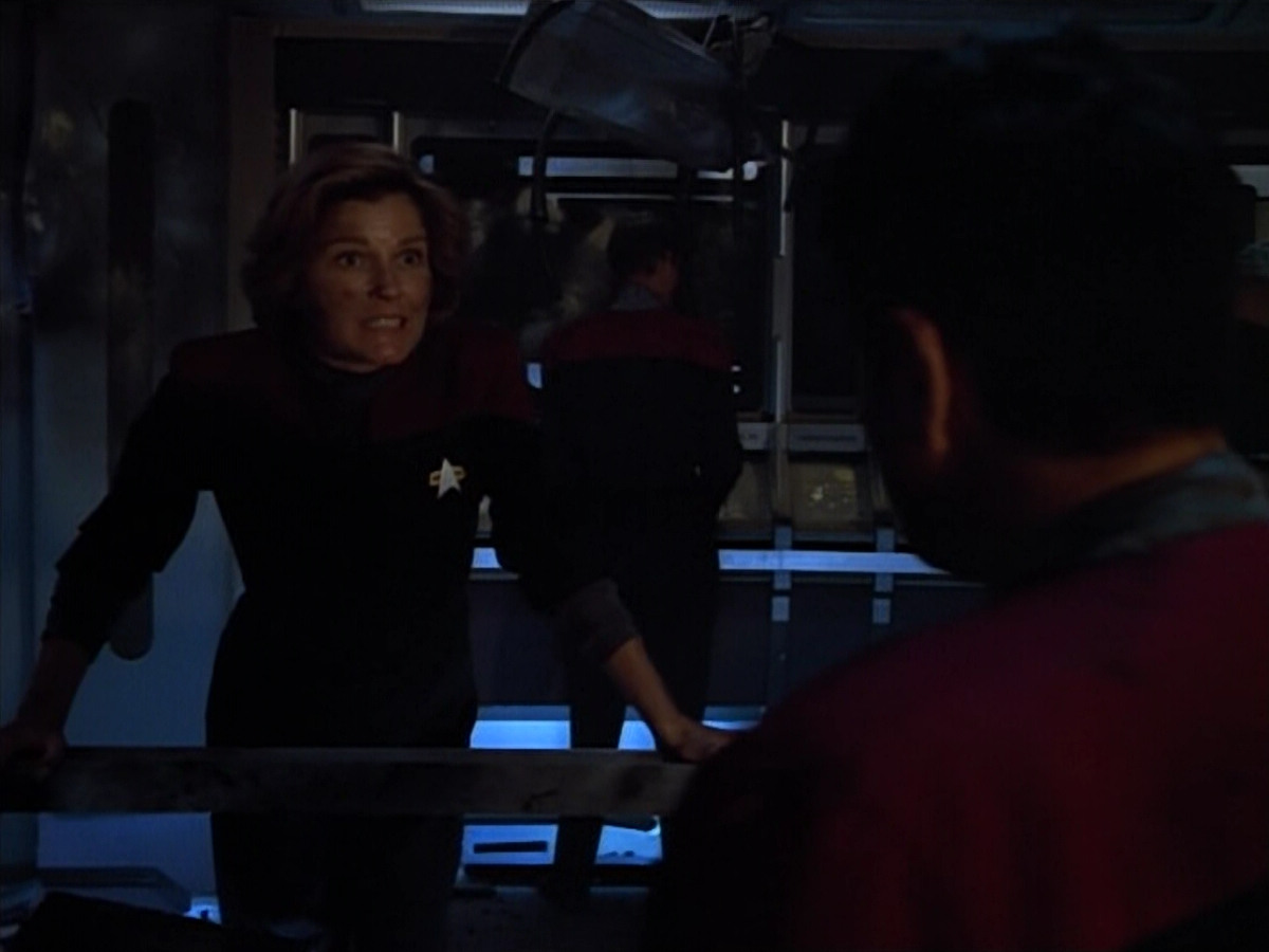 extant_StarTrek_VOY_4x08-YearOfHellPart1_03155.jpg
