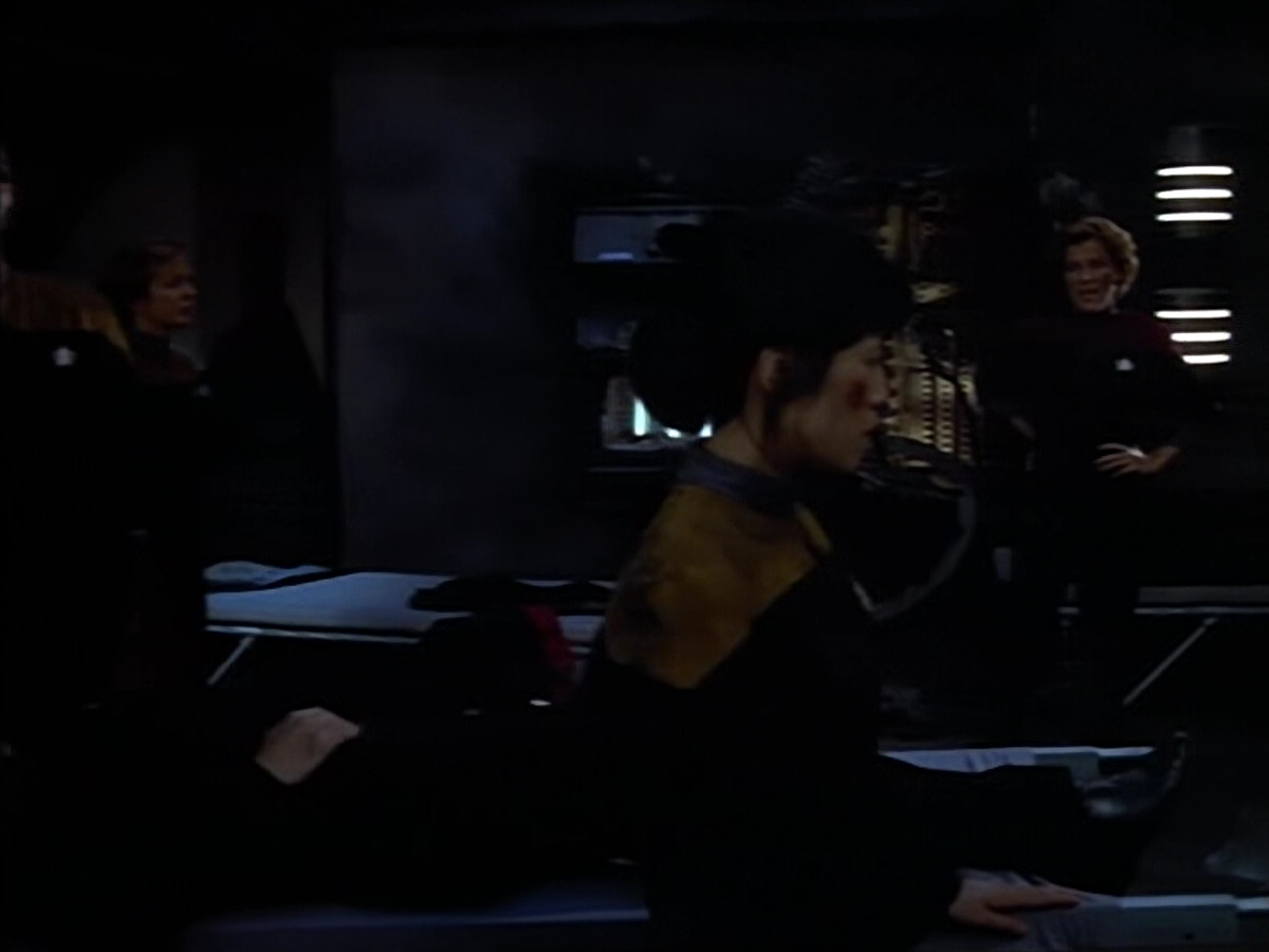 extant_StarTrek_VOY_4x08-YearOfHellPart1_03702.jpg