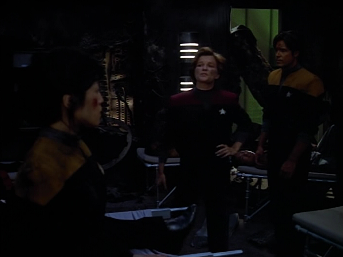 extant_StarTrek_VOY_4x08-YearOfHellPart1_03711.jpg