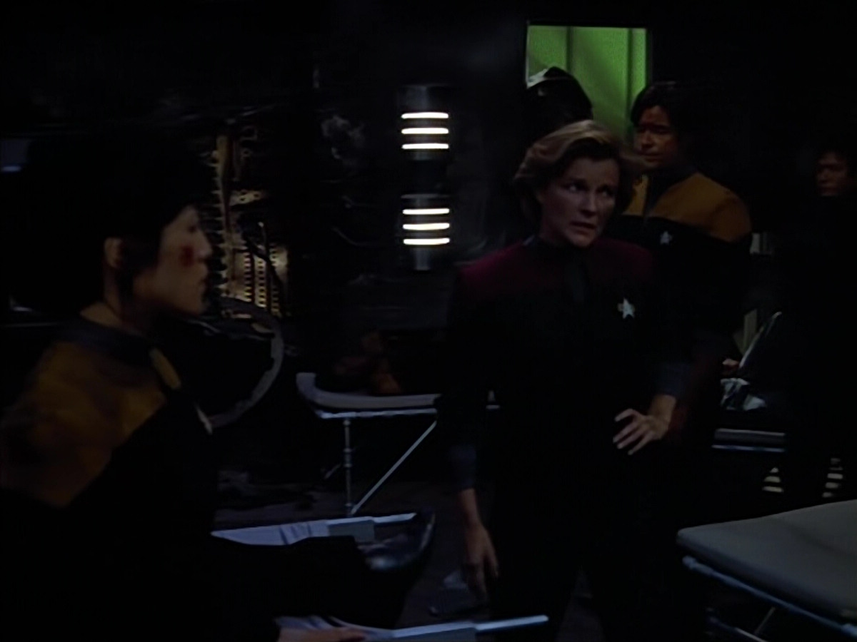 extant_StarTrek_VOY_4x08-YearOfHellPart1_03713.jpg