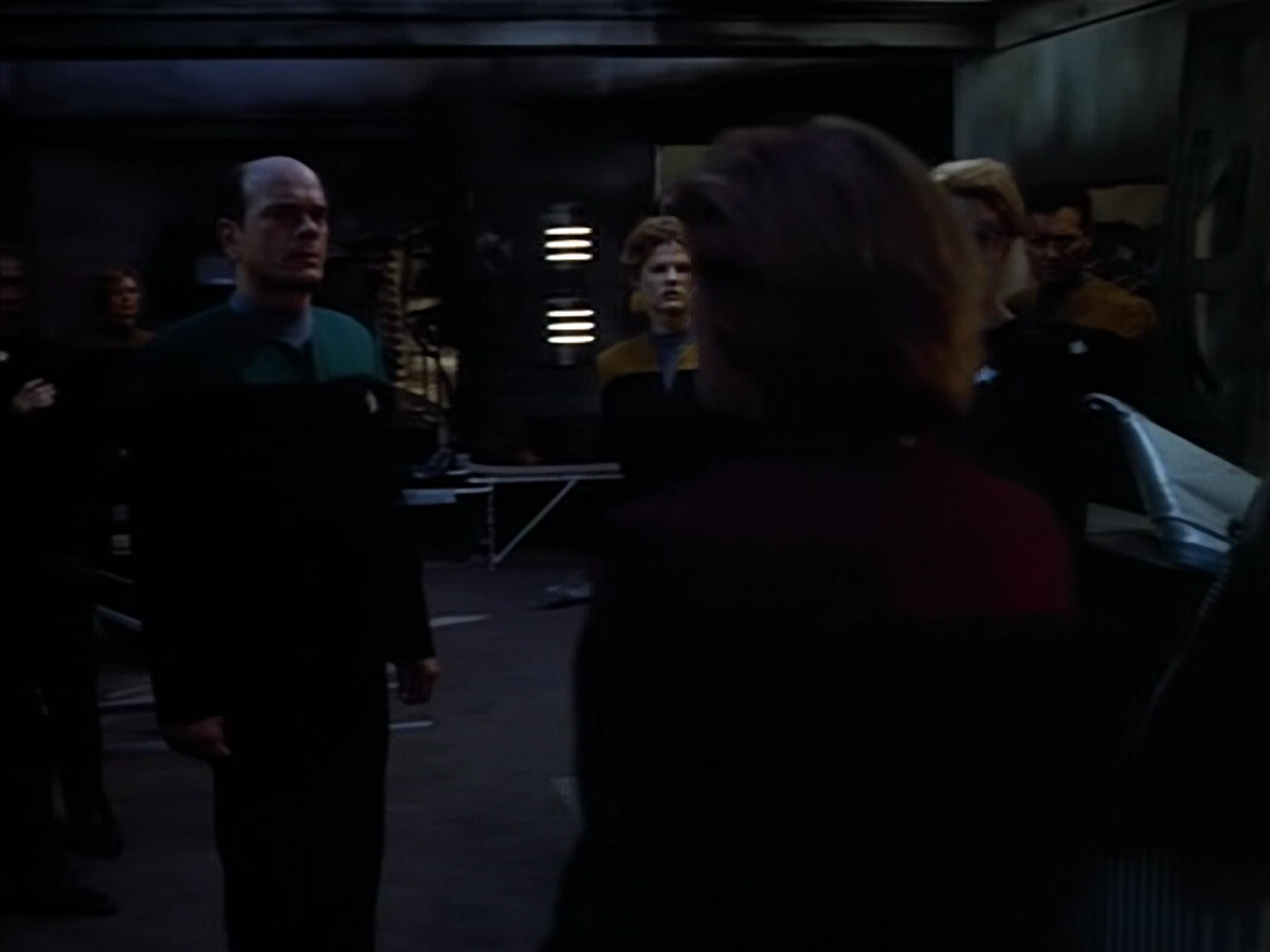 extant_StarTrek_VOY_4x08-YearOfHellPart1_03743.jpg