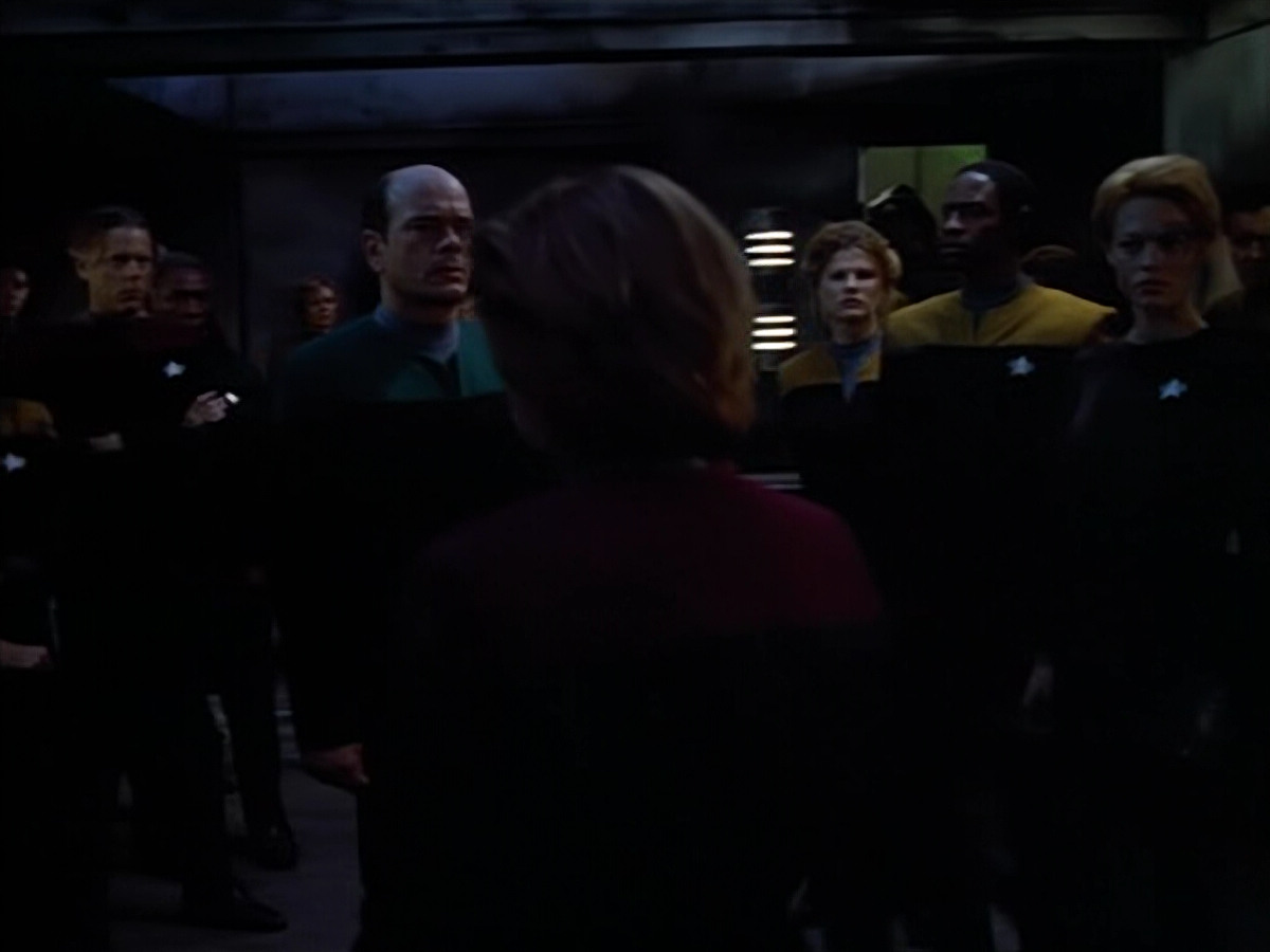 extant_StarTrek_VOY_4x08-YearOfHellPart1_03744.jpg