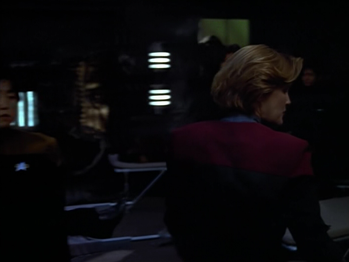 extant_StarTrek_VOY_4x08-YearOfHellPart1_03760.jpg