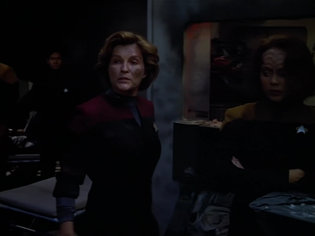 extant_StarTrek_VOY_4x08-YearOfHellPart1_03763.jpg