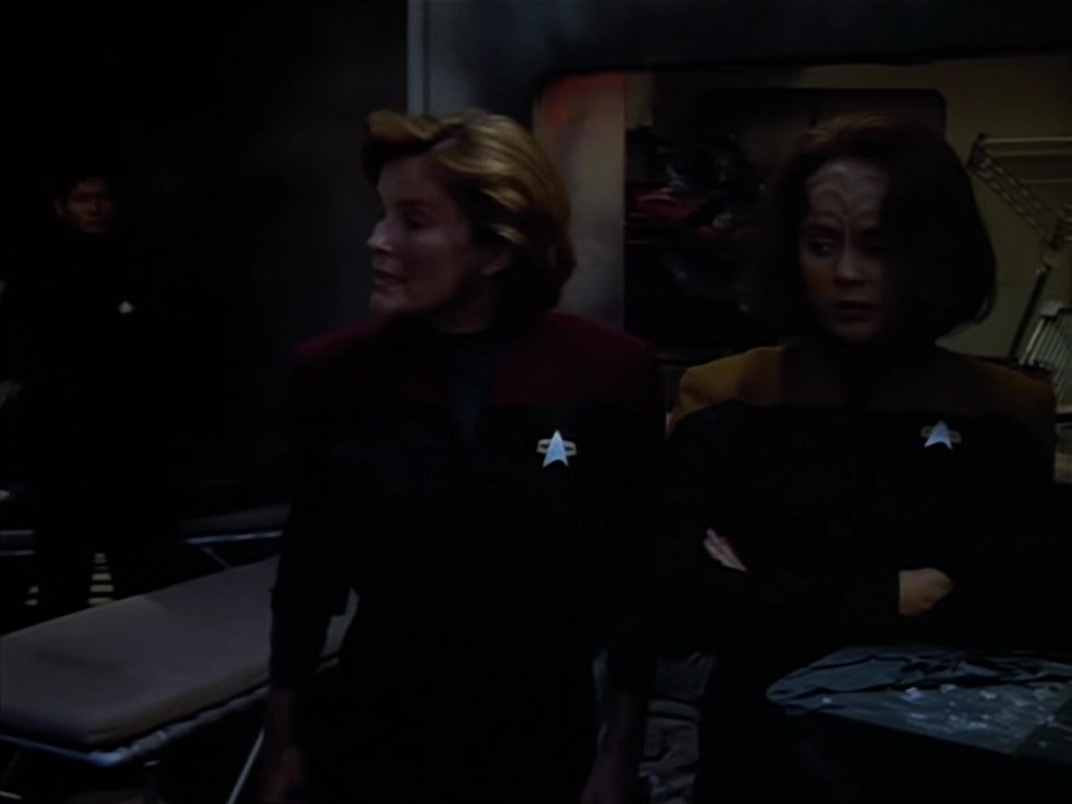 extant_StarTrek_VOY_4x08-YearOfHellPart1_03764.jpg