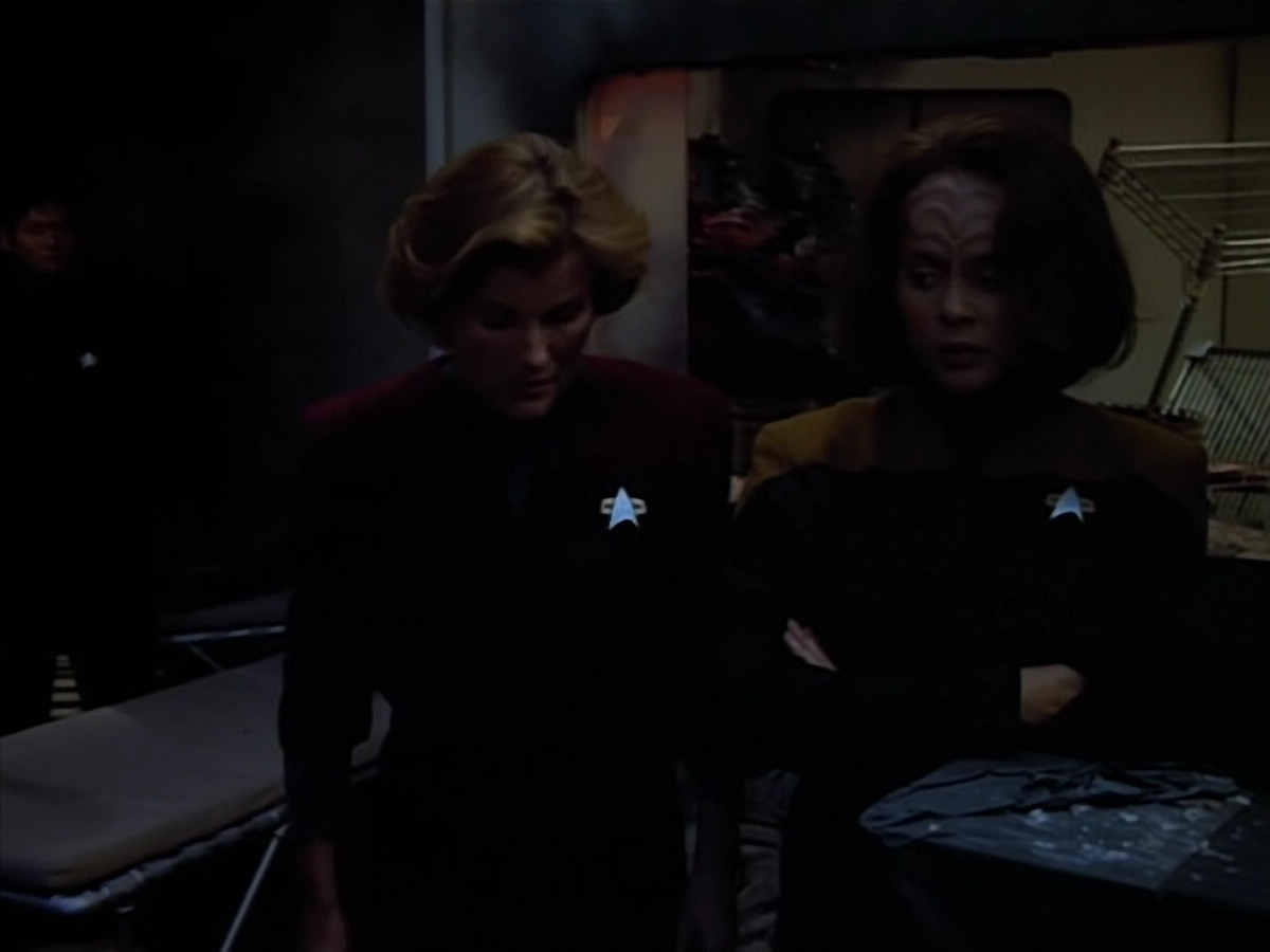 extant_StarTrek_VOY_4x08-YearOfHellPart1_03765.jpg